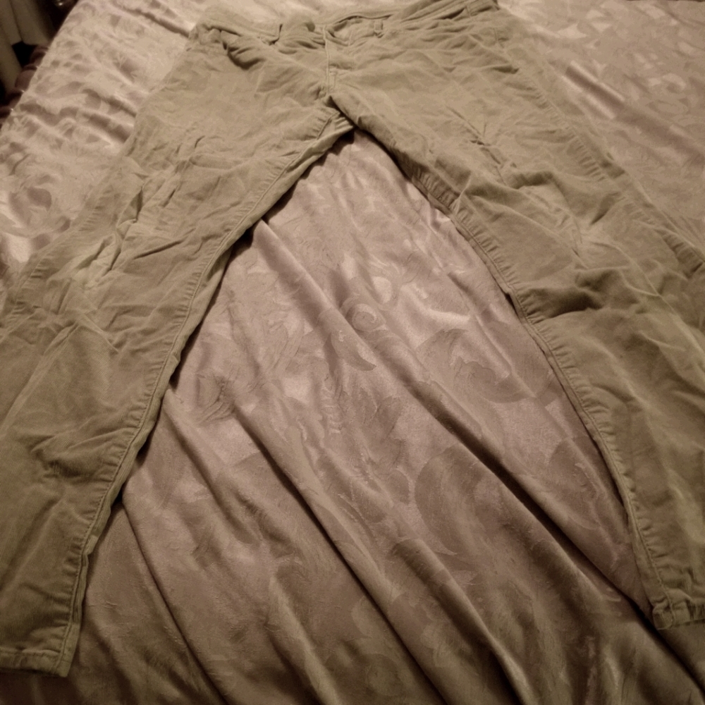 The sweetheart style khaki corduroy pants